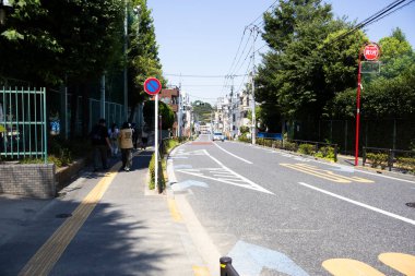22 Temmuz 2025 'te Tokyo, Japonya' da trafik yolu ile Hakusan caddesinde Bunkyo şehrinin peyzaj mimarisi ve şehir manzarası ve yerel Japon halkının yaşam tarzına bakın.