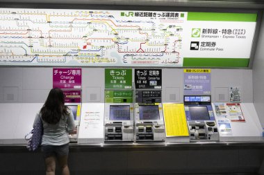 Japon yolcuları ve yabancı yolcular için tren istasyonunda otomatik otomat bileti. 22 Temmuz 2025 'te Kanto, Japonya' da Tokyo 'da seyahat için bilet al.