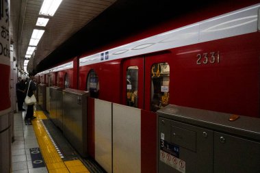 Japonya 'nın Kanto şehrinde 25 Temmuz 2025' te Tokyo şehrinde görev yapan ve seyahat eden Japon yolcuları için aktarma yapmak üzere çalışan tren yolu metro hattı.