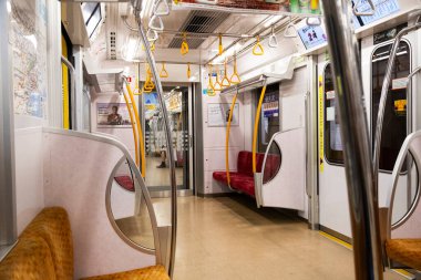 Japon halkı ve yolcuları için yerel Ginza tren hattının iç tasarımı servis tren istasyonlarını 25 Temmuz 2025 'te Tokyo, Japonya' da bulunan Shibuya 'daki Asakusa istasyonuna gitmek üzere kullanmaktadır.