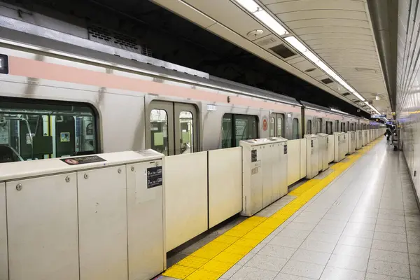 Demiryolu metrosu Toei Asakusa Hattı 25 Temmuz 2025 'te Japonya' nın Kanto kentinde Tokyo şehrinde çalışan ve seyahat eden Japon yolcuları yolcu almak için koşuyor.