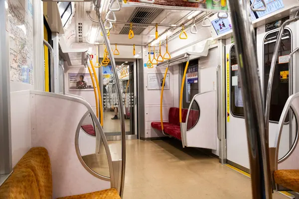 Japon halkı ve yolcuları için yerel Ginza tren hattının iç tasarımı servis tren istasyonlarını 25 Temmuz 2025 'te Tokyo, Japonya' da bulunan Shibuya 'daki Asakusa istasyonuna gitmek üzere kullanmaktadır.