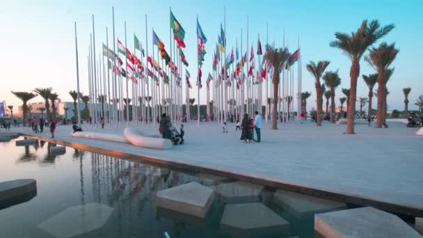 Doha Corniche Sonnenuntergang Ansicht Zeigt Flaggen Der Teilnehmenden Länder Und — Stockvideo