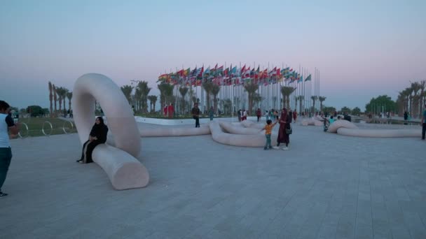 Doha Corniche Sunset View Pokazujące Flagi Krajów Uczestniczących Ludźmi Świętującymi — Wideo stockowe