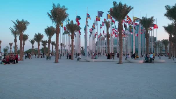 Doha Corniche Sunset Вид Прапори Країн Учасниць Людьми Які Святкують — стокове відео