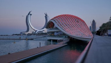 Lusail City, Katar: Lusail marina günbatımı manzaralı Katara Kuleleri projesi. İnşaat endüstrisi kavramı.