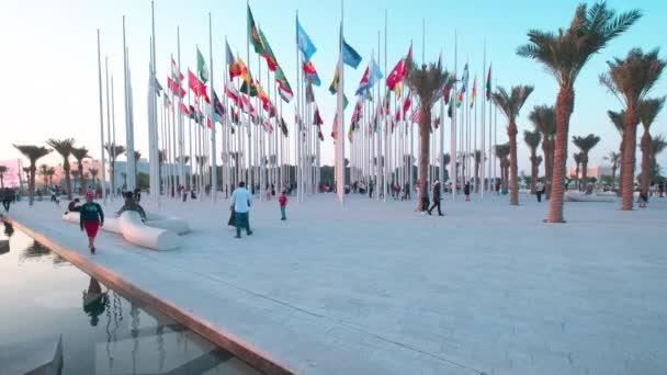 Doha Corniche Gün Batımı Manzarası Katılımcı Ülkelerin Bayraklarını Kutlayan Insanları — Stok video