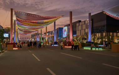 Lusail City, Katar: Lusail Bulvarı 'nda gün batımı, Katar' ın 2022 Dünya Kupası için katılımcı ilçe, yerli ve turist bayraklarıyla hazırlandığını gösteriyor.