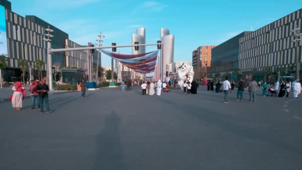 卡塔尔卢萨尔市 卢萨尔街下午的放大拍摄 展示卡塔尔为2022年世界杯所做的准备工作 — 图库视频影像