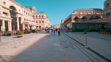 Katara kültür köyü, Doha, Katar öğleden sonra FIFA Kelime Kupası 2022 Katarı sırasında yerel halk ve ziyaretçileri gösteren bir çekim.