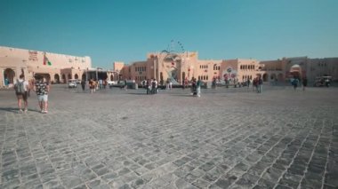 Katara kültür köyü, Doha, Katar öğleden sonra FIFA Kelime Kupası 2022 Katarı sırasında yerel halk ve ziyaretçileri gösteren bir çekim.