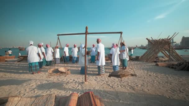 Ομάδα Παραδοσιακών Αράβων Ψαράδων Που Παίζουν Στο Πολιτιστικό Χωριό Κιτάρα — Αρχείο Βίντεο