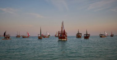 Doha Katar 'da düzenlenen geleneksel dhow festivali, 2022 FIFA Dünya Kupası bayraklarıyla Arap Körfezi' ndeki geleneksel dhovları gösteriyor. 