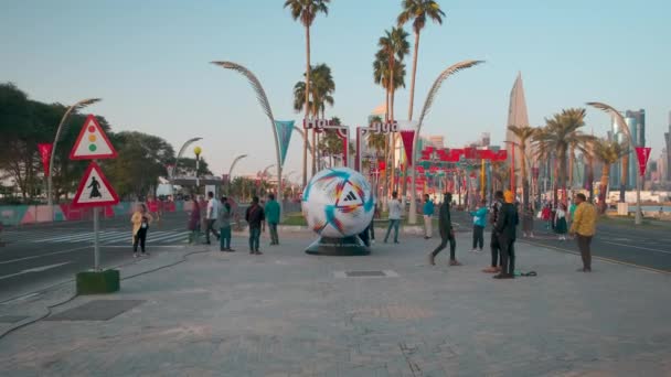 Doha Katar Daki Doha Corniche Katar Yerel Halk Ziyaretçilerle Birlikte — Stok video