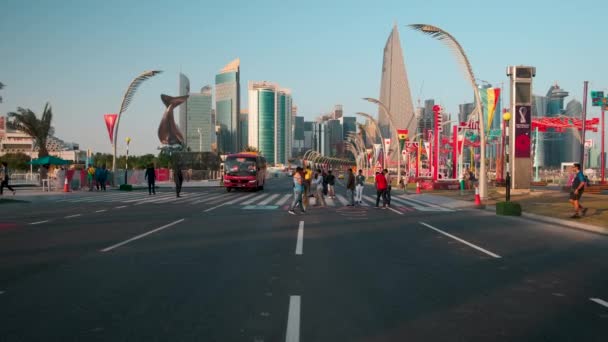 ドーハのドーハ コーニッチカタールの日没ショットは カタールがFifaワールドカップの準備をしていることを示していますカタール2022地元の人々や観光客が歩く — ストック動画