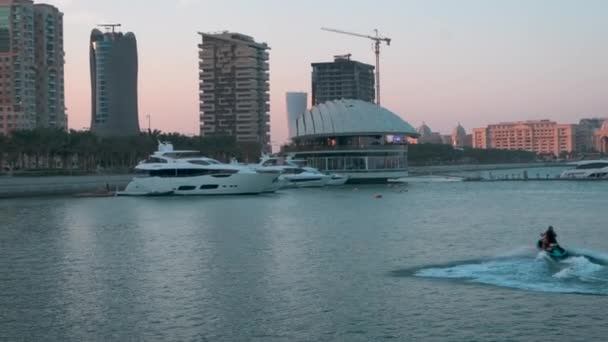 位于卡塔尔卢萨尔市的卢萨尔港 夕阳西下的景象显示了背景上的阿拉伯湾 游艇和摩天大楼 建筑业概念 — 图库视频影像