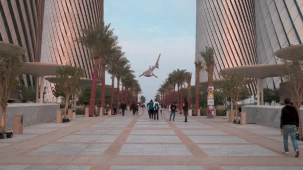 卢萨尔市卢萨尔街 卢萨尔市 卡塔尔下午拍摄 当地居民和游客正在为2022年世界杯做准备 — 图库视频影像