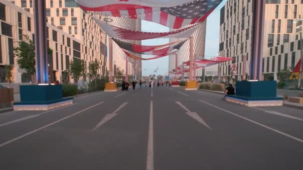 卡塔尔卢萨尔市卢萨尔街下午拍摄的照片显示 卡塔尔正在准备2022年世界杯足球赛 参赛的各县 当地居民和游客都在步行 — 图库视频影像