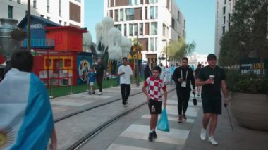 Msheireb Downtown Doha, Katar öğleden sonra FIFA Kelime Kupası 2022 Katar sırasında yerel halk ve ziyaretçileri gösteren bir çekim.