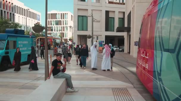 Msheireb Downtown Doha Qatar Tiro Tarde Mostrando Moradores Locais Visitantes — Vídeo de Stock