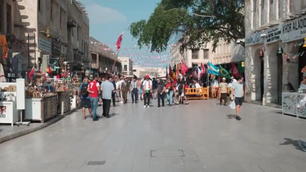 Souq Waqif Doha Qatar Eftermiddag Skott Visar Lokalbefolkningen Och Besökare — Stockvideo