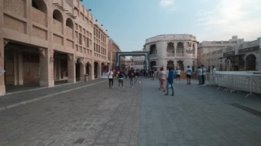 Souq Waqif Doha, Katar öğleden sonra FIFA Dünya Kupası 2022 'de yerel halk ve ziyaretçilerin yürüyüşünü gösteren bir çekim. 