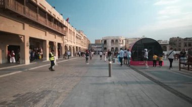 Souq Waqif Doha, Katar öğleden sonra FIFA Dünya Kupası 2022 'de yerel halk ve ziyaretçilerin yürüyüşünü gösteren bir çekim. 