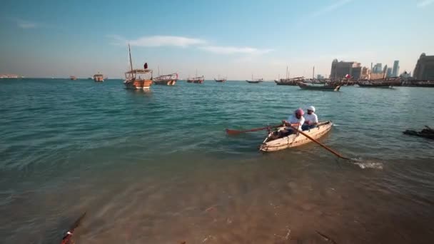 卡塔尔多哈举行的第12届传统独桅帆船节下午的拍摄 展示了阿拉伯湾的传统独桅帆船和2022年世界杯各国国旗 — 图库视频影像
