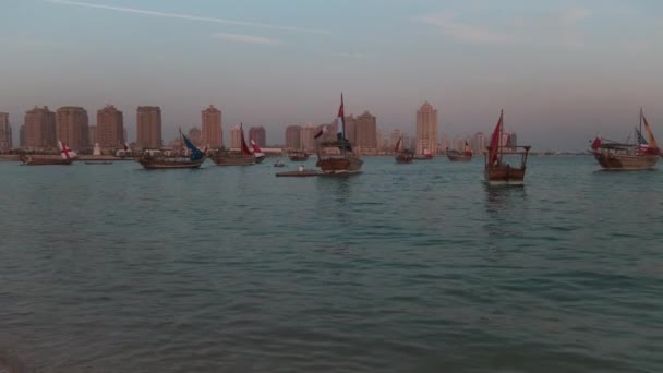 卡塔尔多哈的卡塔拉第12届传统独桅帆船节下午举行 展示了阿拉伯湾的传统独桅帆船和2022年世界杯各国国旗 — 图库视频影像