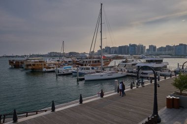 Eski Doha Limanı 'ndaki Box Park, Katar' da bir tatil beldesi. Manzaralı renkli geri dönüştürülmüş kaplardan yapılmış panoramik manzaralı