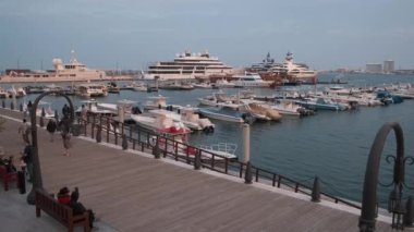 Eski Doha Limanı 'ndaki Box Park, Katar' da bir tatil beldesi. Manzaralı renkli geri dönüştürülmüş kaplardan yapılmış panoramik manzaralı