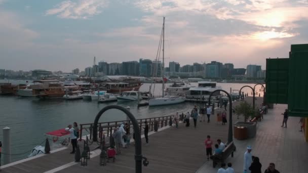旧ドーハ港に位置するBox Parkは カタールのレジャー目的地です 風光明媚なパノラマビューを持つカラフルなリサイクル容器で作られた — ストック動画