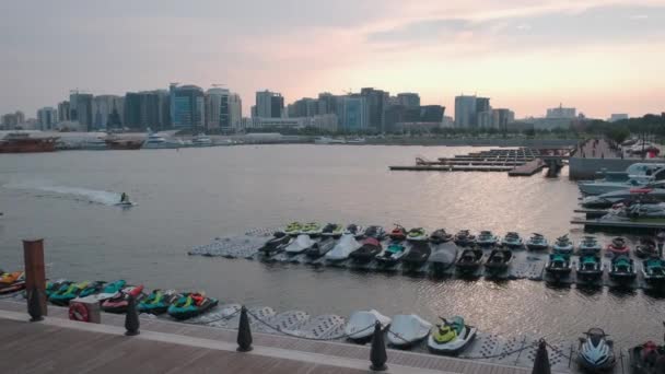 Box Park Situado Antiguo Puerto Doha Destino Ocio Qatar Hecho — Vídeo de stock