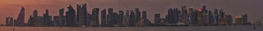 Corniche 'de Doha ufuk çizgisi Gün batımı panoramik manzara Gökyüzünde bulutlar