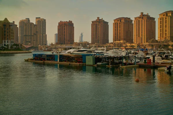 Porto Arabia Marina Perła Doha Katar Zachód Słońca Strzał Pokazujący — Zdjęcie stockowe