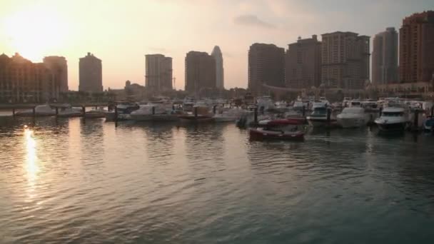 Porto Arabia Marina Pearl Doha Qatar Solnedgång Skott Visar Lyxiga — Stockvideo