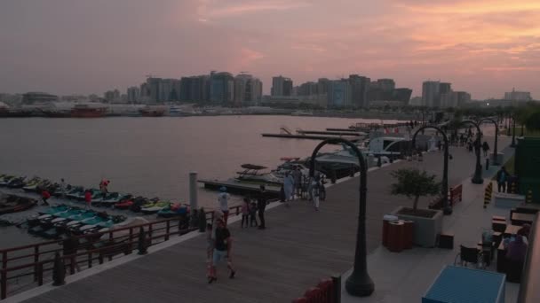 位于多哈旧港的箱体公园是卡塔尔的一个休闲目的地 由五颜六色的可循环再用容器制成 可饱览全景 — 图库视频影像