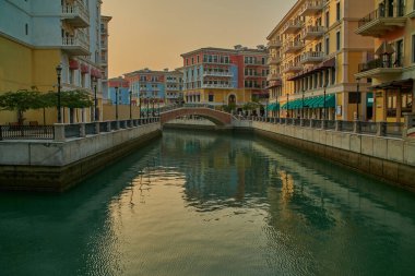 Qanat Quartier İnci, Doha Katar öğleden sonra binanın eşsiz mimarisini, su kanallarını ve ziyaretçileri gösteriyor.