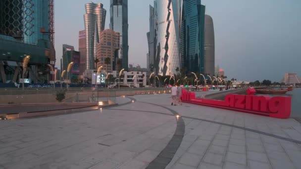 Doha Corniche Махають Заході Сонця Знімок Променади Західній Затоці Місцевими — стокове відео