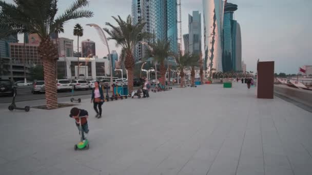 Doha Corniche Doha Katar Beim Zoomen Sonnenuntergang Das Die Promenade — Stockvideo
