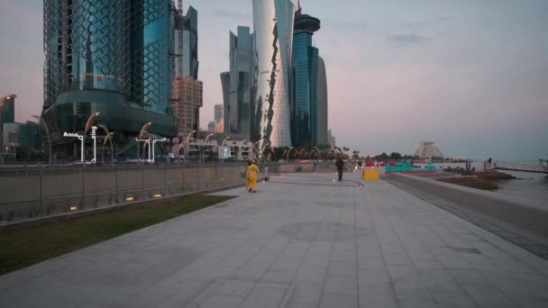 Doha Corniche Sunset Shot Showing West Bay Skyscrapers Promenade Locals — Vídeos de Stock