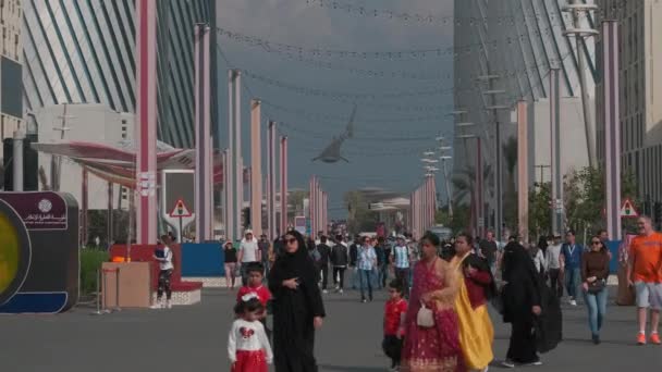 卡塔尔卢萨尔市卢萨尔街下午拍摄的照片显示当地居民和游客在2022年世界杯期间散步 — 图库视频影像