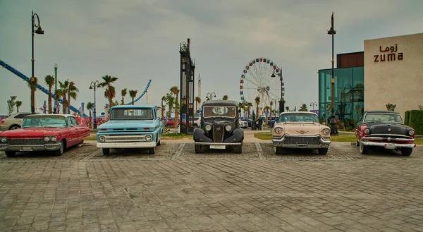 位于卡塔尔卢萨尔市Al Maha岛的卢萨尔市冬季仙境户外游乐园内展出的经典汽车 — 图库照片