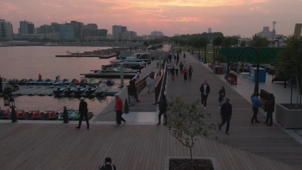 Box Park 카타르에 목적지이다 화려하게 재활용 용기에 경치가 아름다운 전경이 — 비디오