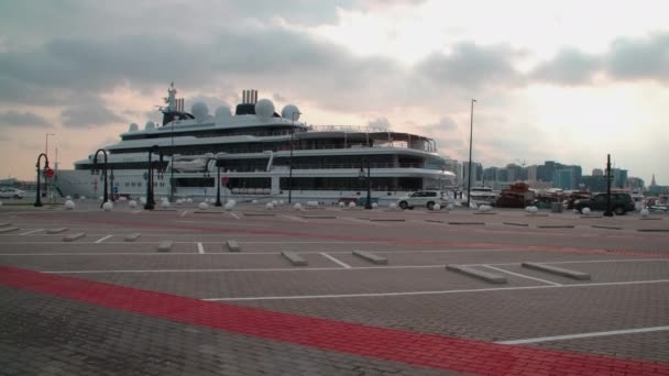 卡塔尔多哈的老多哈港口 Mina District 下午拍摄的照片 显示在港口的游轮 Msc World Europa — 图库视频影像