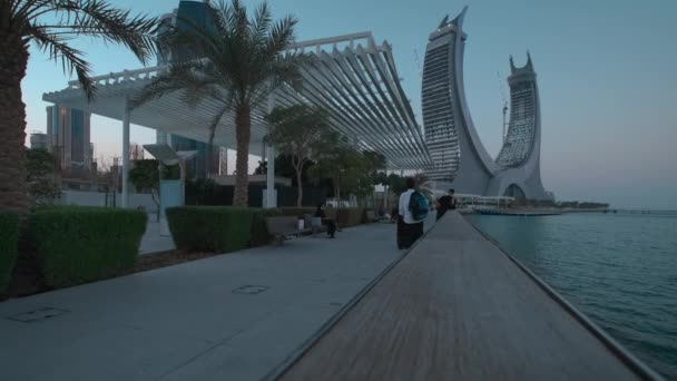 Lusail Corniche Yachthafen Lusail City Katar Sonnenuntergang Mit Brunnen Menschen — Stockvideo