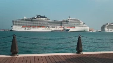 Eski Doha Limanı (Mina Bölgesi) öğleden sonra çekimleri, terminalde yolcu gemisini (MSC World Europa) gösteriyor .