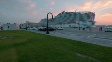 Katar 'ın Doha kentindeki eski Doha limanı (Mina Bölgesi) Terminalde yolcu gemisi (MSC World Europa) görülüyor. .