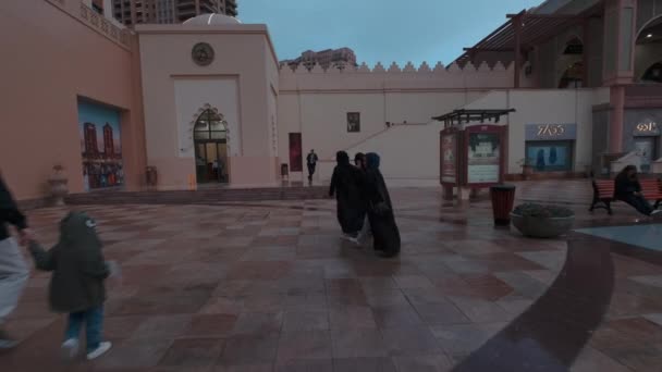 Porto Arabia Pearl Doha Qatar Sunset Зимовий Постріл Показуючи Людей — стокове відео