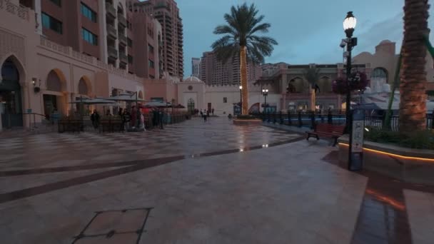 ポルト アラビア パール ドーハカタールの日没の冬のショットは 人々が遊歩道を歩くことを示す — ストック動画
